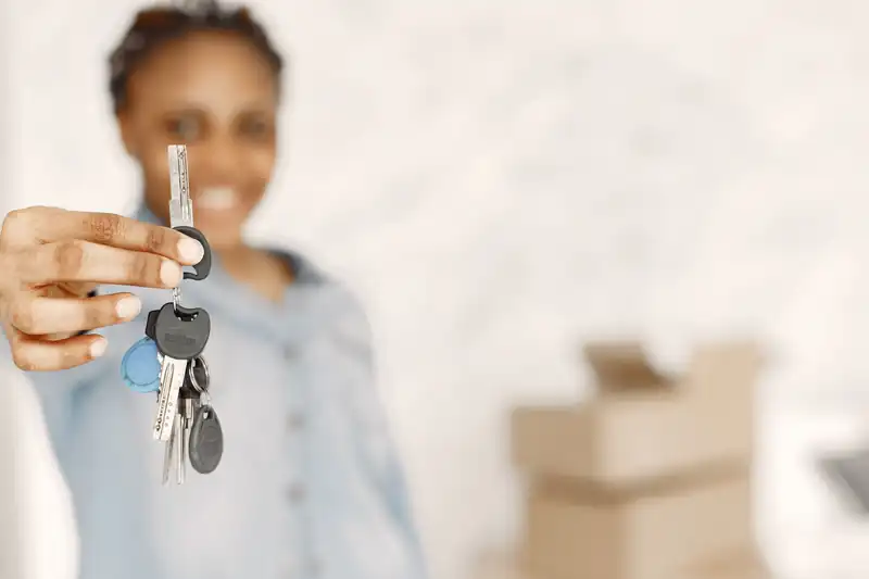 Bail d’habitation – remise des clés Locataire tenant les clés de son nouveau logement
